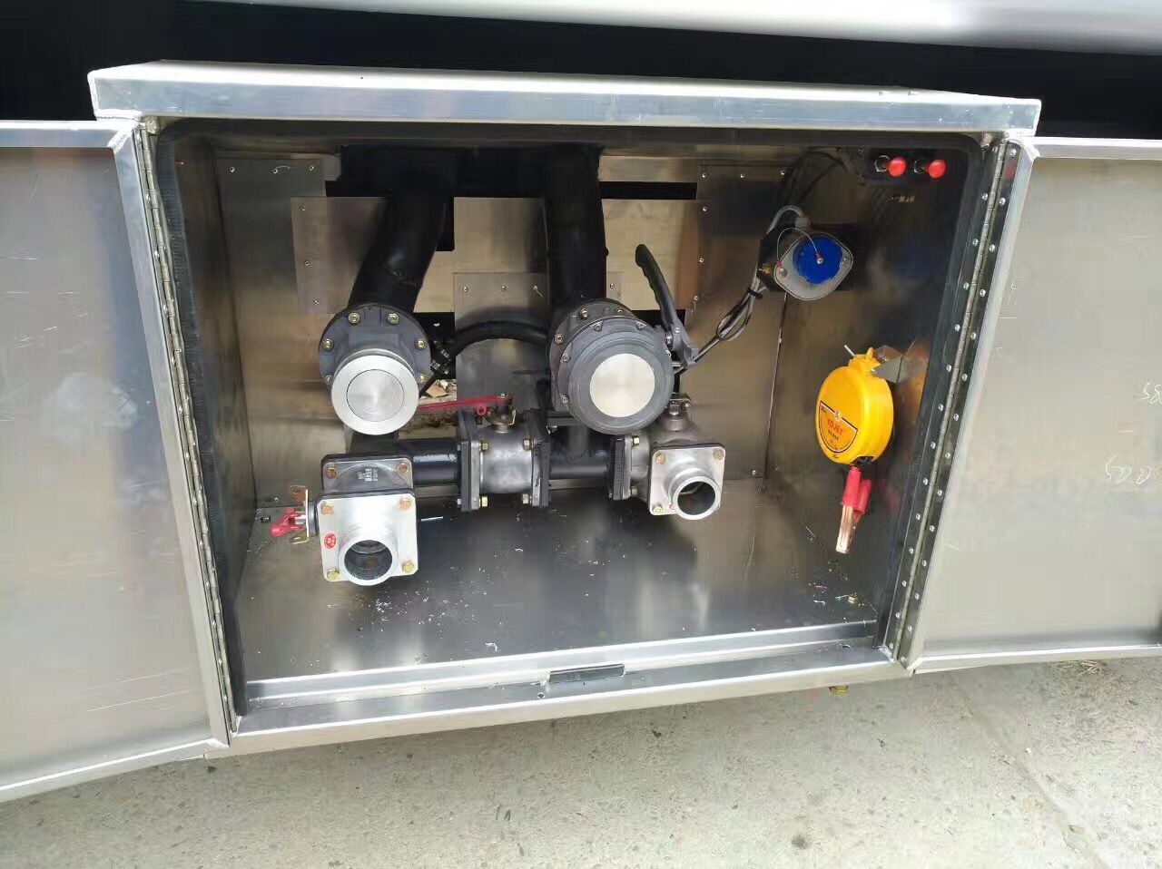 國五東風(fēng)12.5方運油車 國五東風(fēng)12.5方運油車