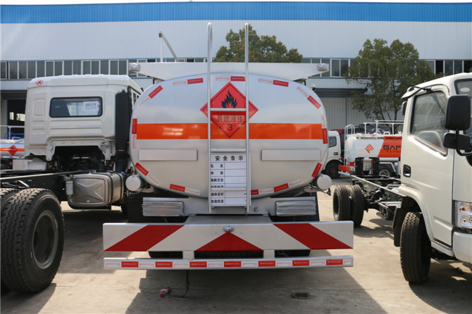 國五東風(fēng)12.5方運油車 國五東風(fēng)12.5方運油車