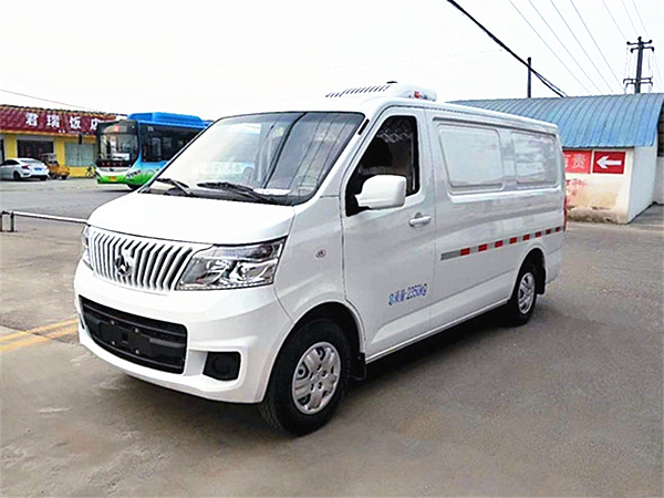長(zhǎng)安睿行M80面包冷藏車(chē)