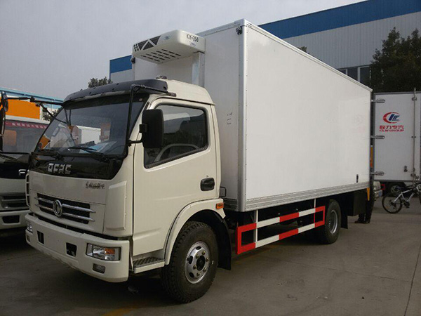東風多利卡5米貨廂冷藏車