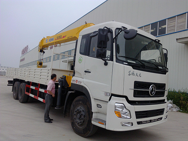 東風(fēng)天龍后八輪8.5米隨車吊 東風(fēng)天龍后八輪8.5米隨車吊