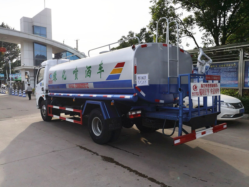 東風8-9噸灑水車 東風8-9噸灑水車