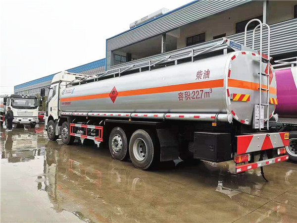 解放前四后六運(yùn)油車(chē)