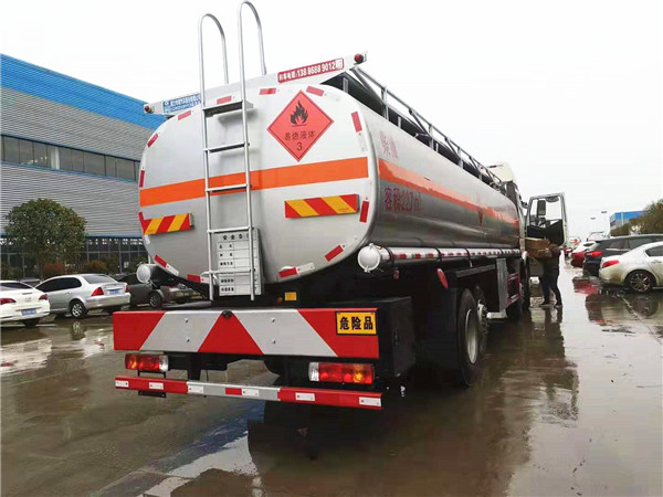 解放前四后六運(yùn)油車(chē)